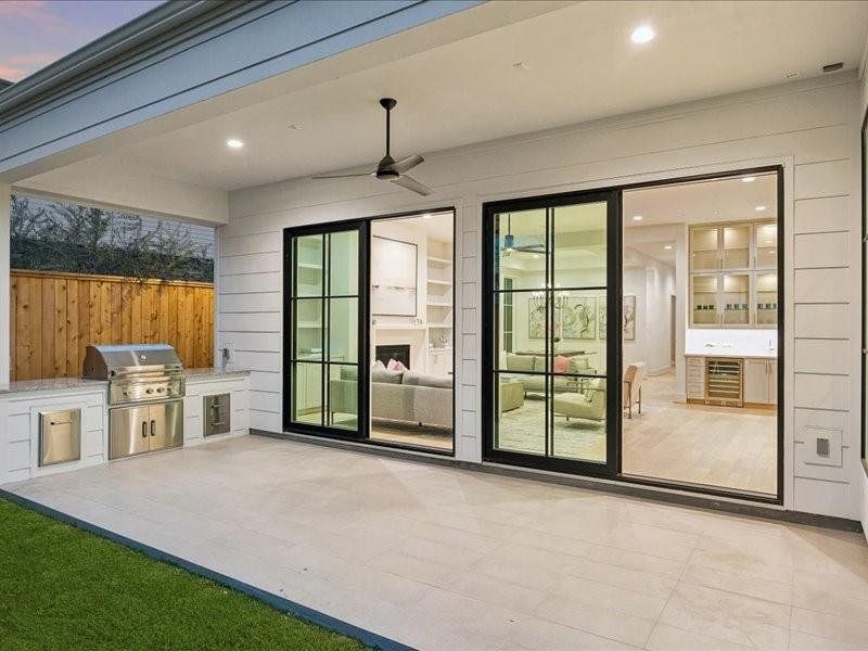Large covered Lanai with outdoor kitchen