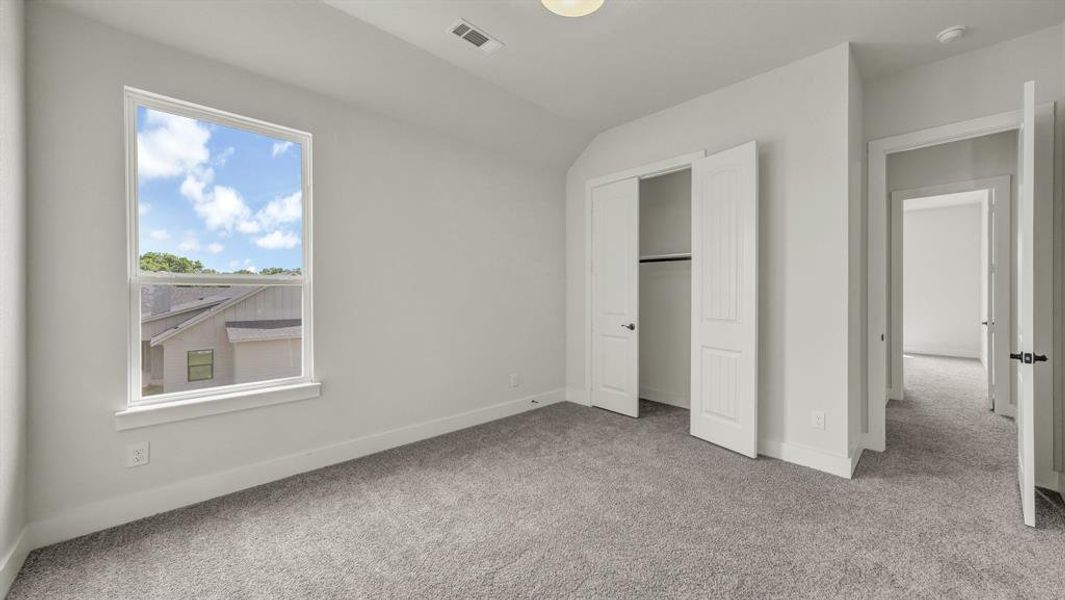 Spacious, unfurnished interior of a new home in Freeman Ranch, Weatherford (Image 29).