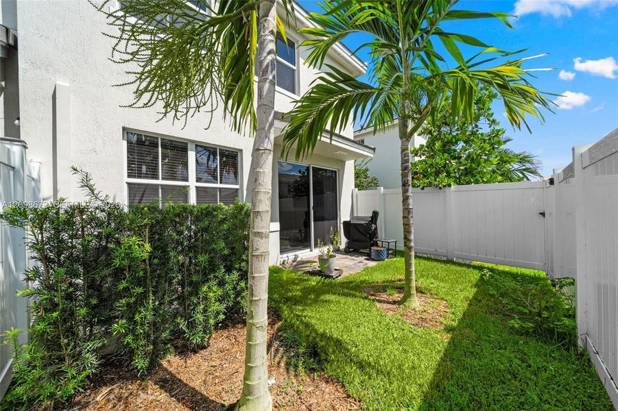 Exterior details and patio area of a home in , Pembroke Pines (Image 22).