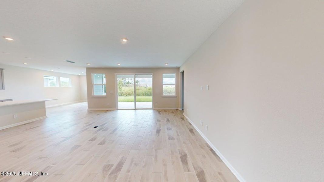 Spacious, unfurnished interior of a new home in Lakes at Bella Lago, Green Cove Springs (Image 8).