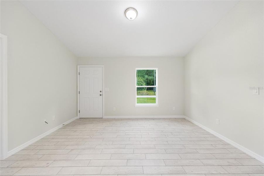 Spacious, unfurnished interior of a new home in , Ocala (Image 33).