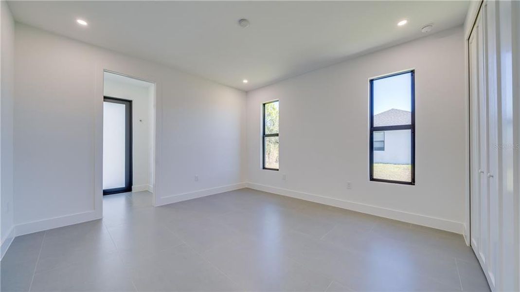 Spacious, unfurnished interior of a new home in , Lehigh Acres (Image 32).