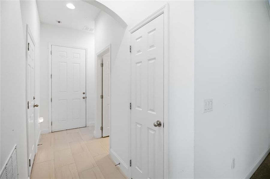 Spacious, unfurnished interior of a new home in Blue Diamond , Orlando (Image 23).