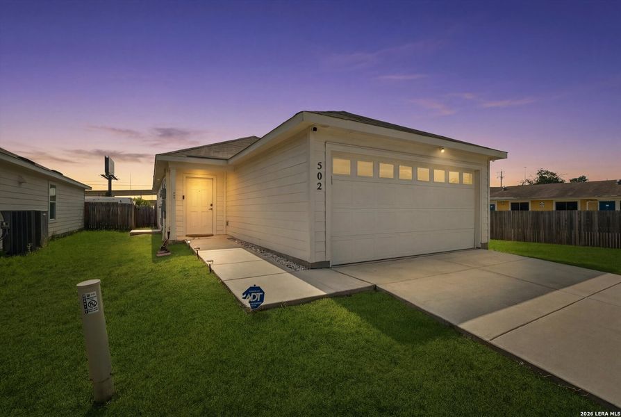 Exterior details and patio area of a home in Tarasco Gardens, San Antonio (Image 20).