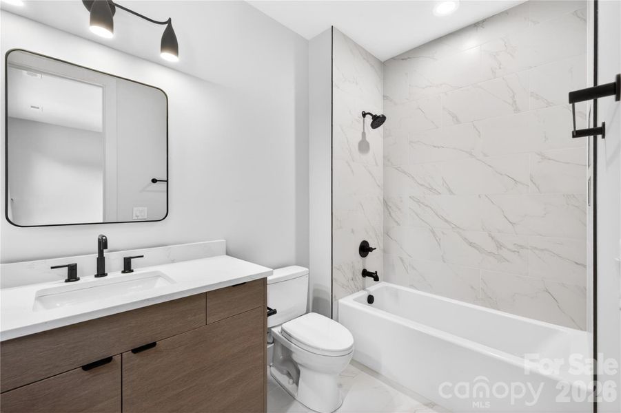 Secondary bedroom - en-suite bathroom