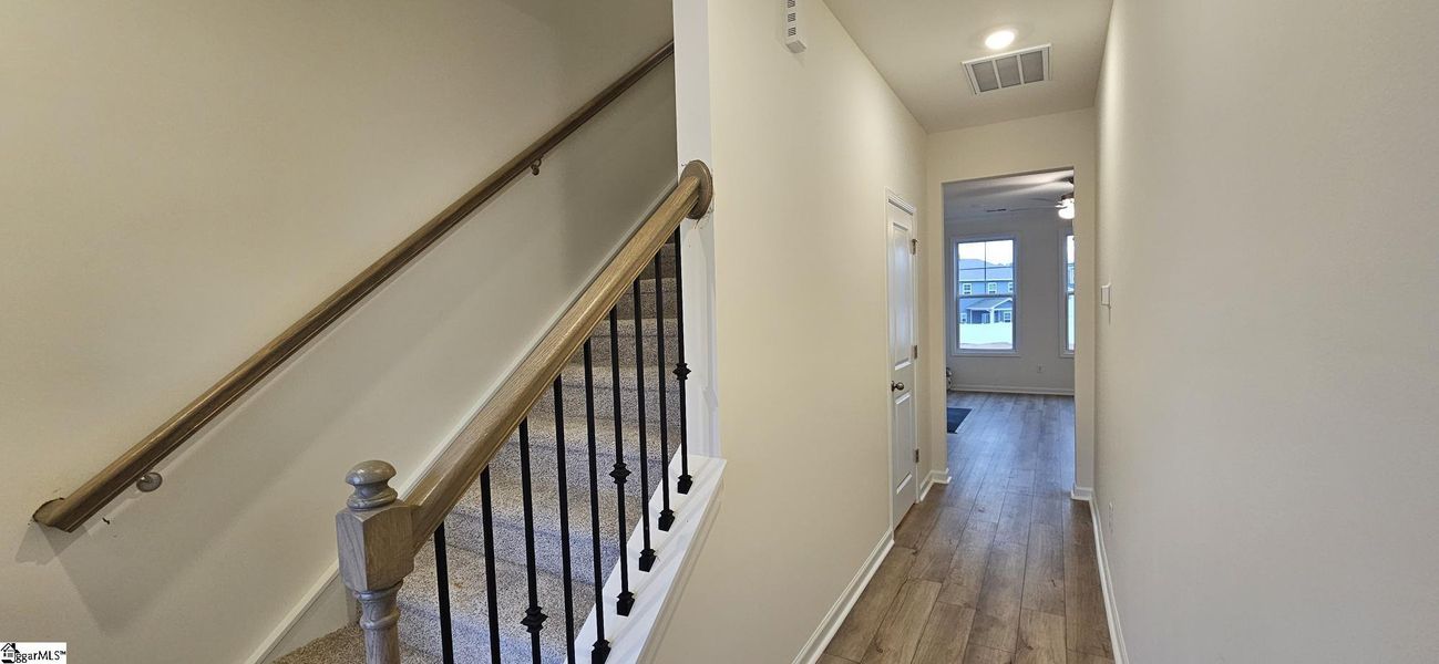Spacious, unfurnished interior of a new home in Sedona, Greenville (Image 9).