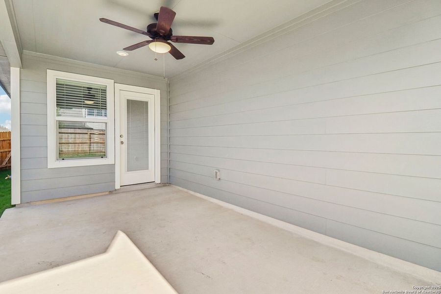 Spacious, unfurnished interior of a new home in Estancia Ranch - Premier Series, San Antonio (Image 16).