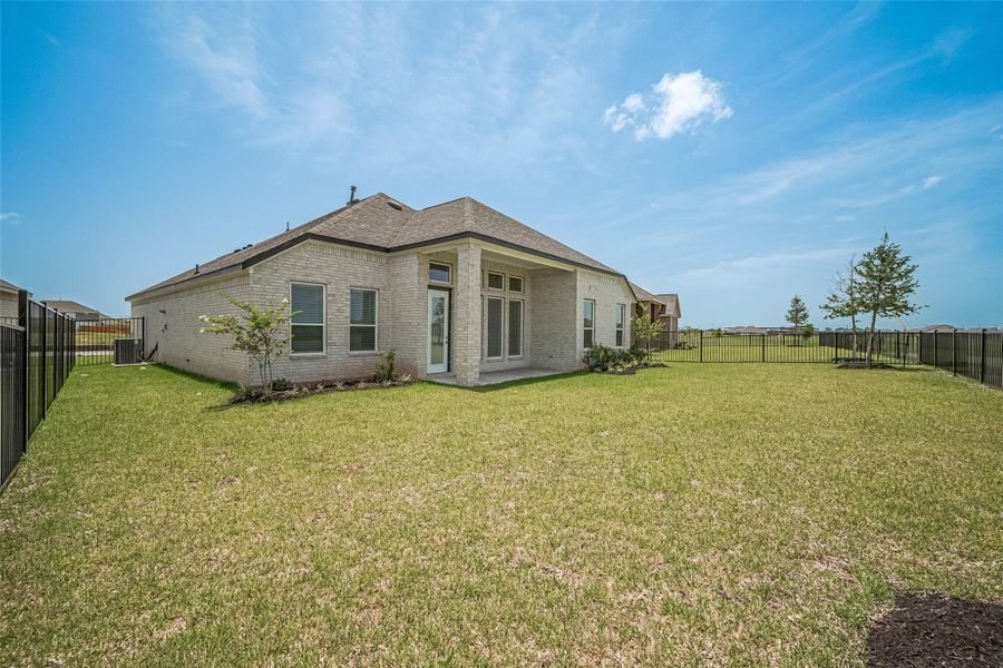 Exterior details and patio area of a home in Lago Mar, Texas City (Image 4).