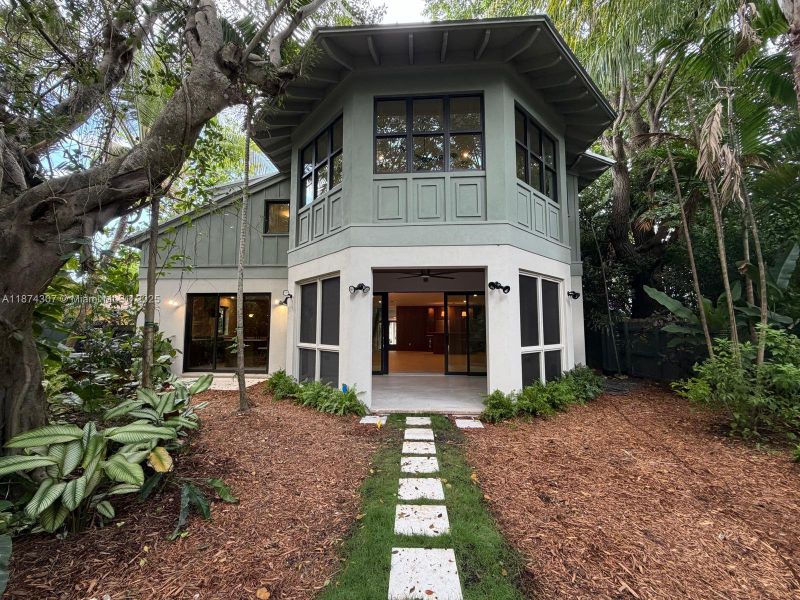 Exterior details and patio area of a home in , Miami (Image 25).