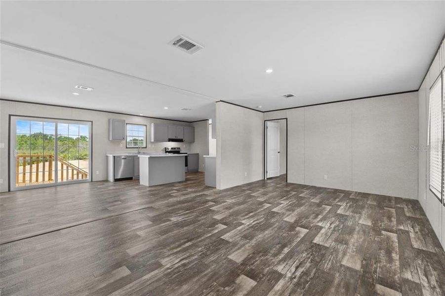 Spacious, unfurnished interior of a new home in , Crystal River (Image 23).