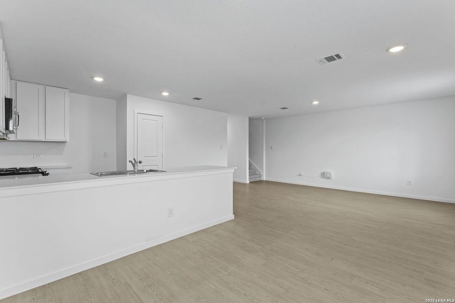 Spacious, unfurnished interior of a new home in Spring Grove, St. Hedwig (Image 13).
