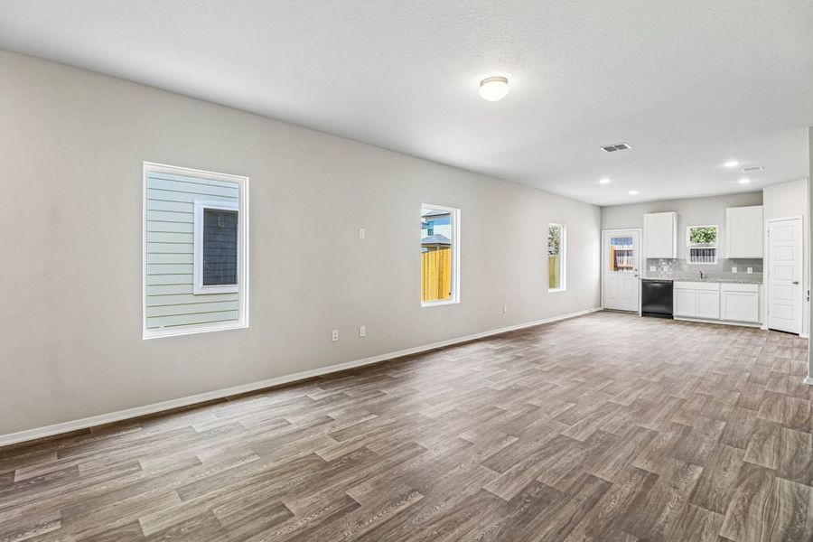 Spacious, unfurnished interior of a new home in Applewhite Meadows, San Antonio (Image 12).