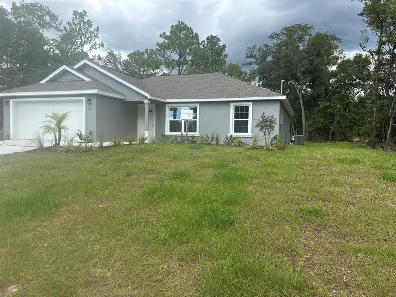 Exterior details and patio area of a home in , Dunnellon (Image 3).