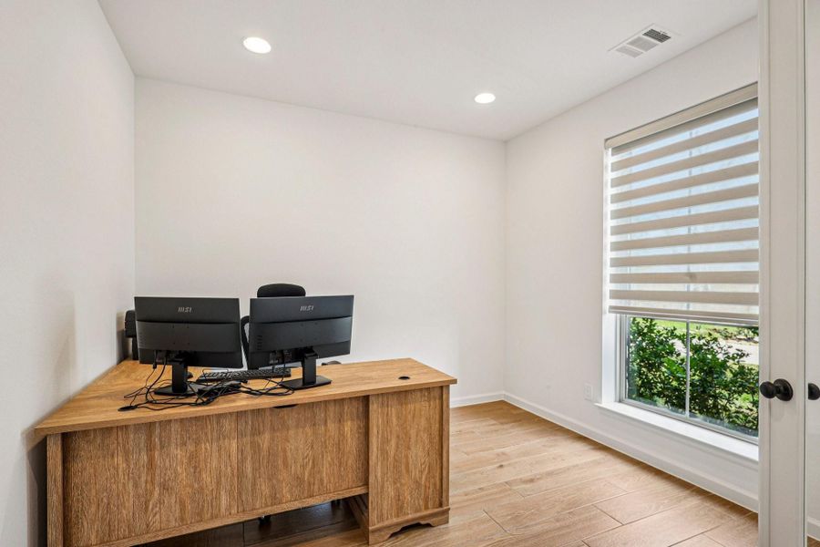 Furnished interior view inside a new home in Sienna, Missouri City (Image 6).