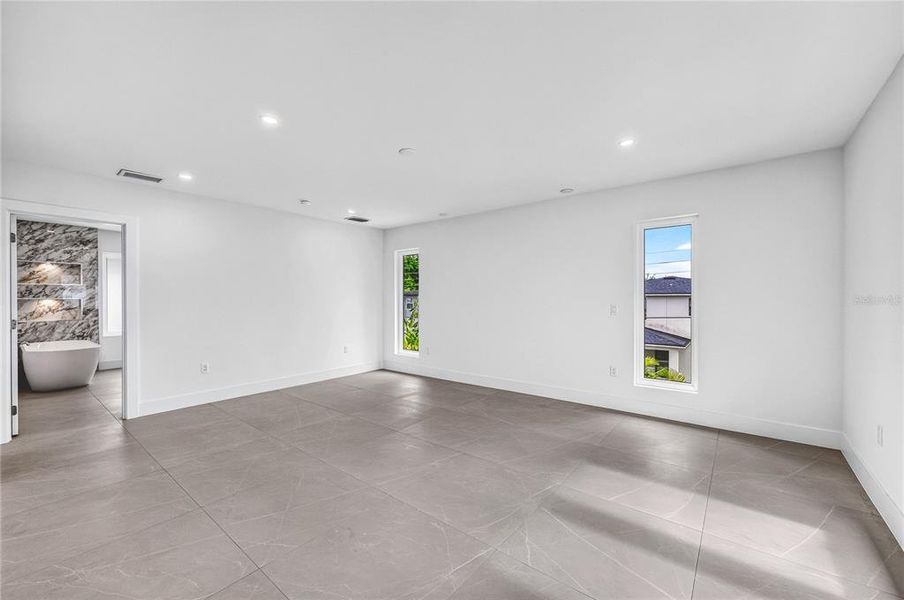 Spacious, unfurnished interior of a new home in , Sarasota (Image 49).