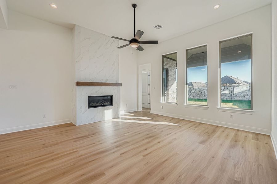 Spacious, unfurnished interior of a new home in 6 Creeks, Kyle (Image 7).