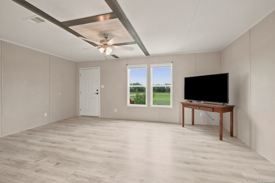 Spacious, unfurnished interior of a new home in , Hondo (Image 10).