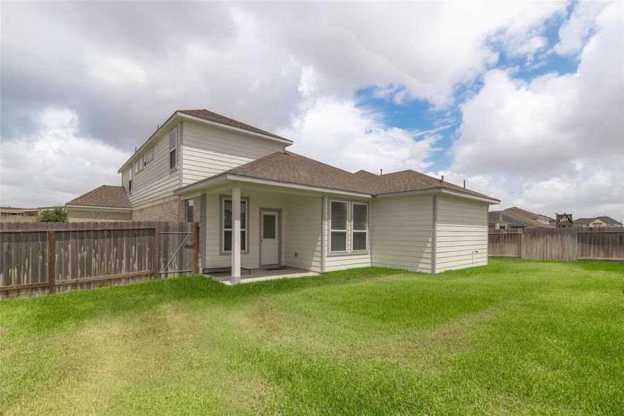 Exterior details and patio area of a home in Morton Creek Ranch, Katy (Image 4).