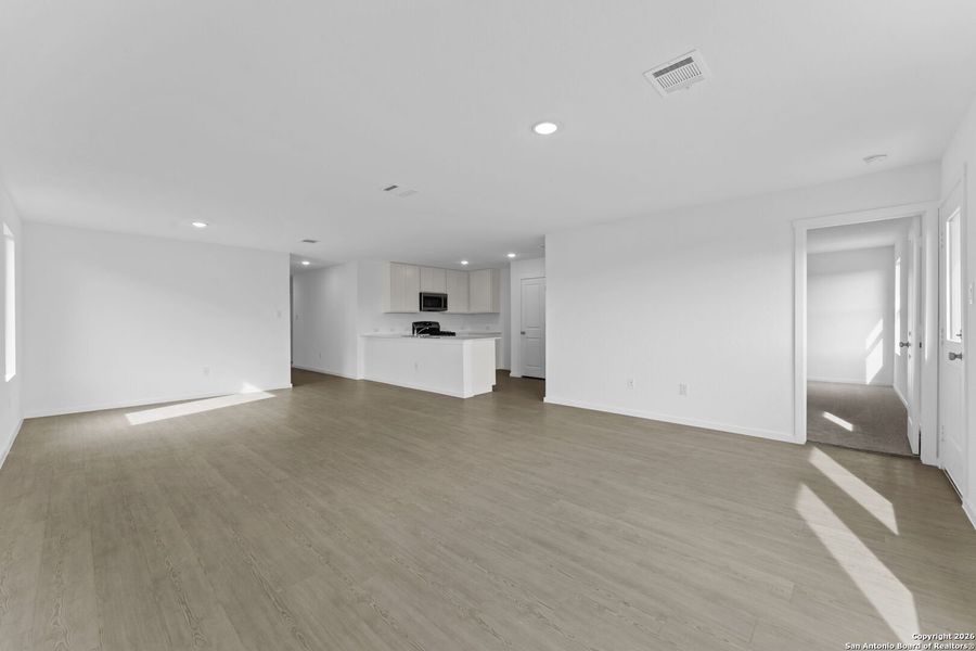 Spacious, unfurnished interior of a new home in Voss Farms, New Braunfels (Image 19).