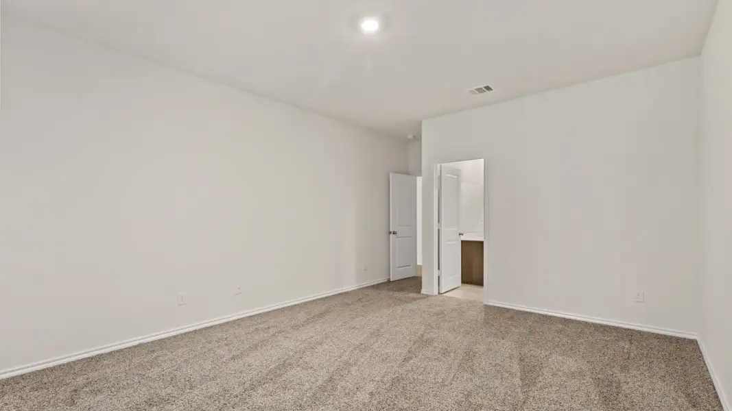 Spacious, unfurnished interior of a new home in The Reserve at Timber Creek, Lindale (Image 9).