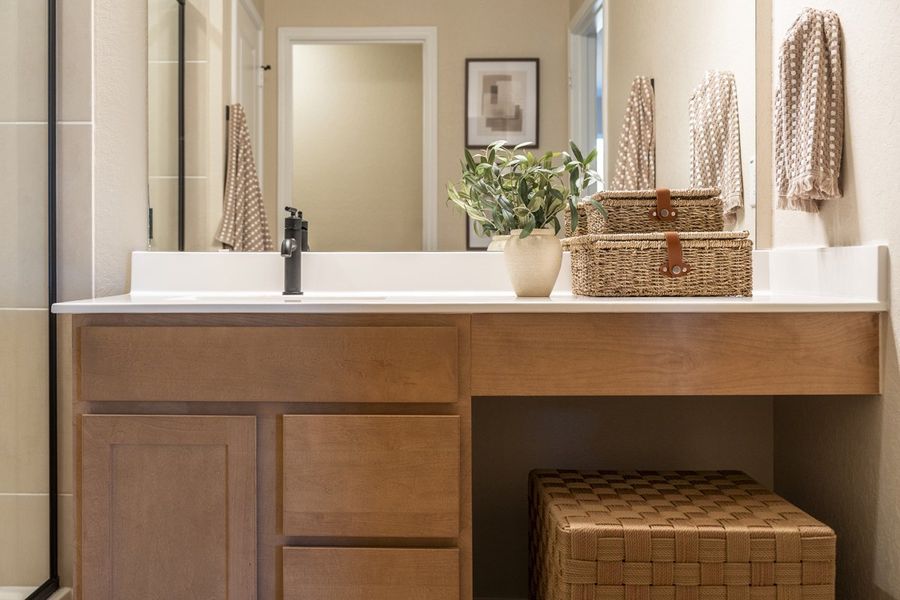 Optional vanity with knee space at primary bath