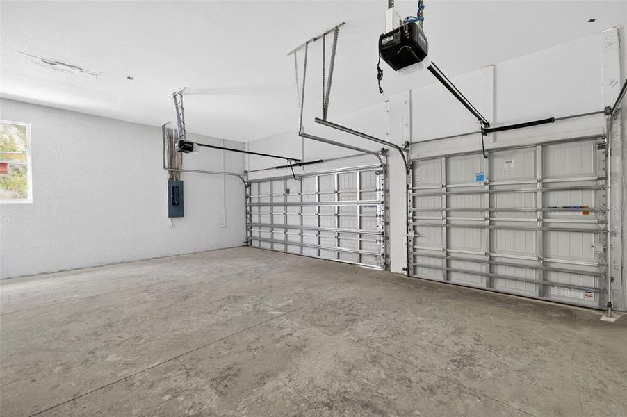Spacious, unfurnished interior of a new home in , Port Charlotte (Image 9).