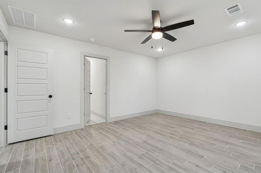 Spacious, unfurnished interior of a new home in , Granbury (Image 28). Spacious, unfurnished interior of a new home in , Granbury (Image 28).