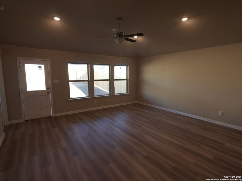 Spacious, unfurnished interior of a new home in Mesquite Ridge, San Antonio (Image 12).