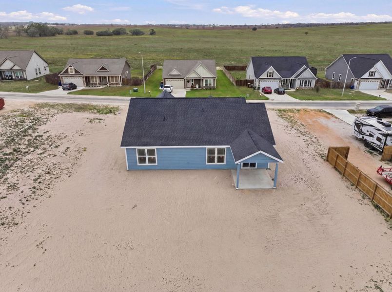 Exterior details and patio area of a home in Las Palomas Country Club Estates, La Vernia (Image 23).