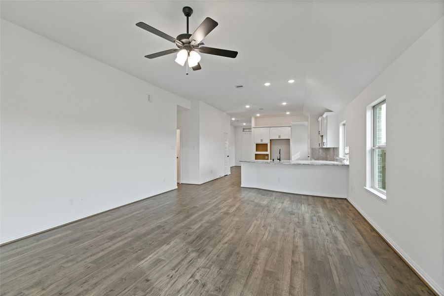Spacious, unfurnished interior of a new home in Oakwood Estates, Waller (Image 19).
