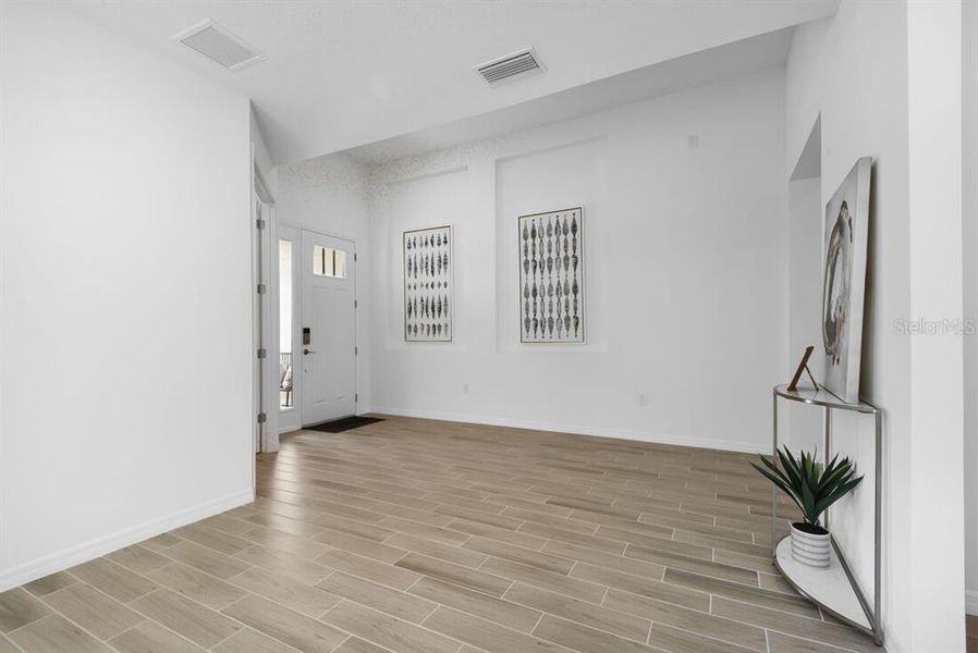 Spacious, unfurnished interior of a new home in Ardisia Park, New Smyrna Beach (Image 19).