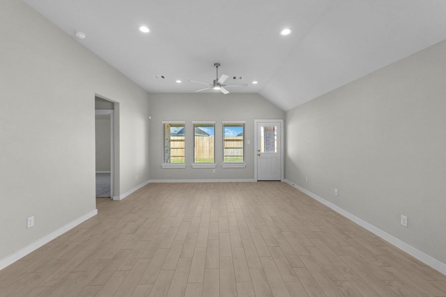 Spacious, unfurnished interior of a new home in Sunterra Lakes, Fulshear (Image 18).
