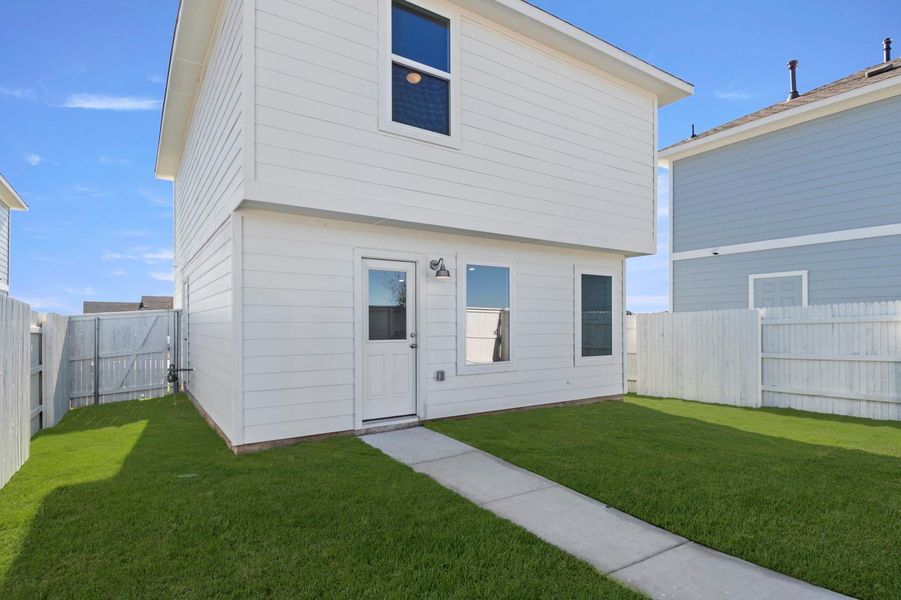 Exterior details and patio area of a home in Harvest Ridge, Elgin (Image 2).