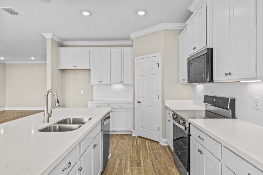Furnished interior view inside a new home in Lake Merial, Panama City (Image 9).