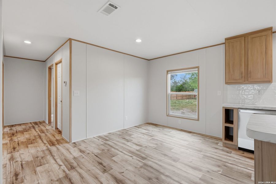 Spacious, unfurnished interior of a new home in , Atascosa (Image 18).