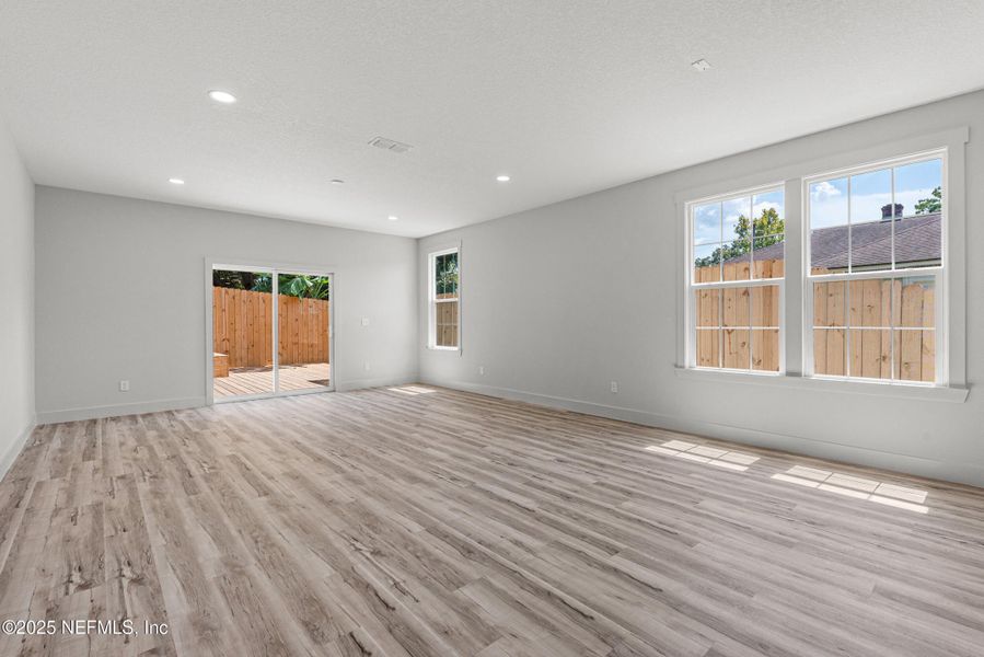 Spacious, unfurnished interior of a new home in , Jacksonville (Image 25).