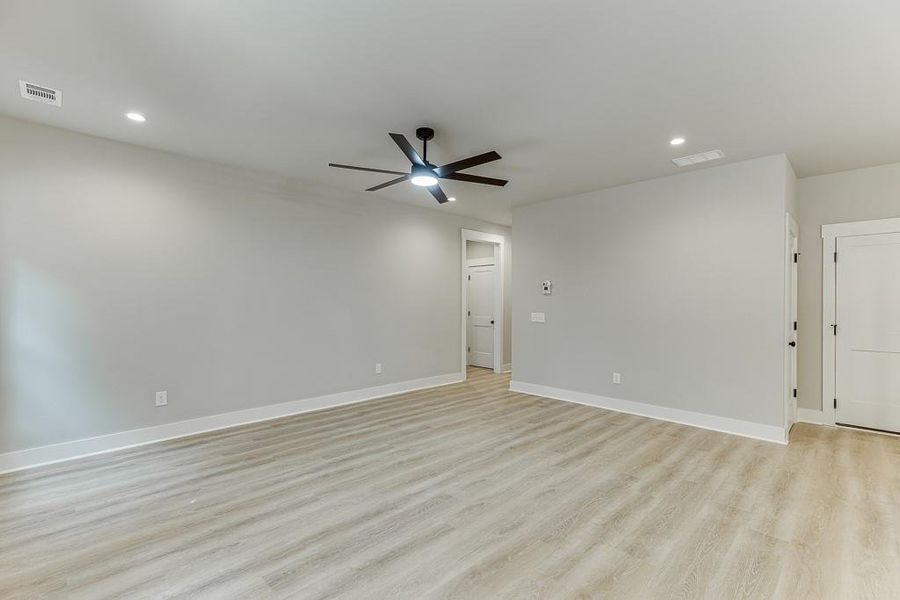 Spacious, unfurnished interior of a new home in , Jefferson (Image 26).