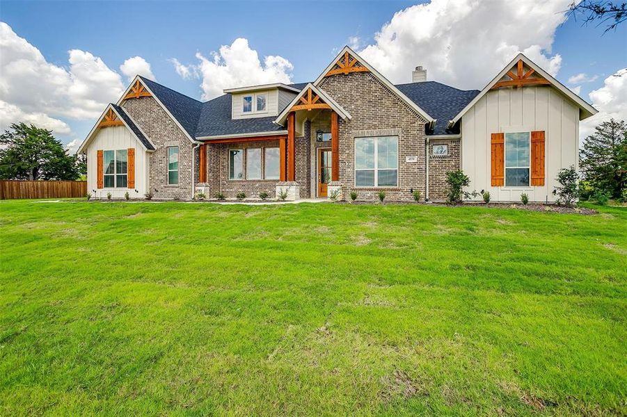 Craftsman house featuring a front yard