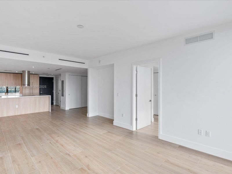 Spacious, unfurnished interior of a new home in Alana Bay Harbor Islands, Bay Harbor Islands (Image 23).