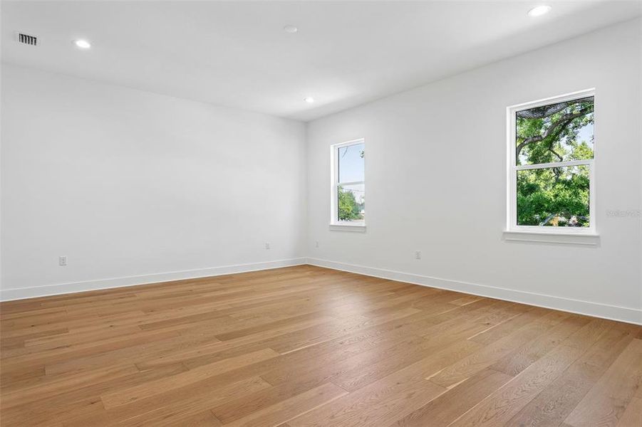 Spacious, unfurnished interior of a new home in , Tampa (Image 27).