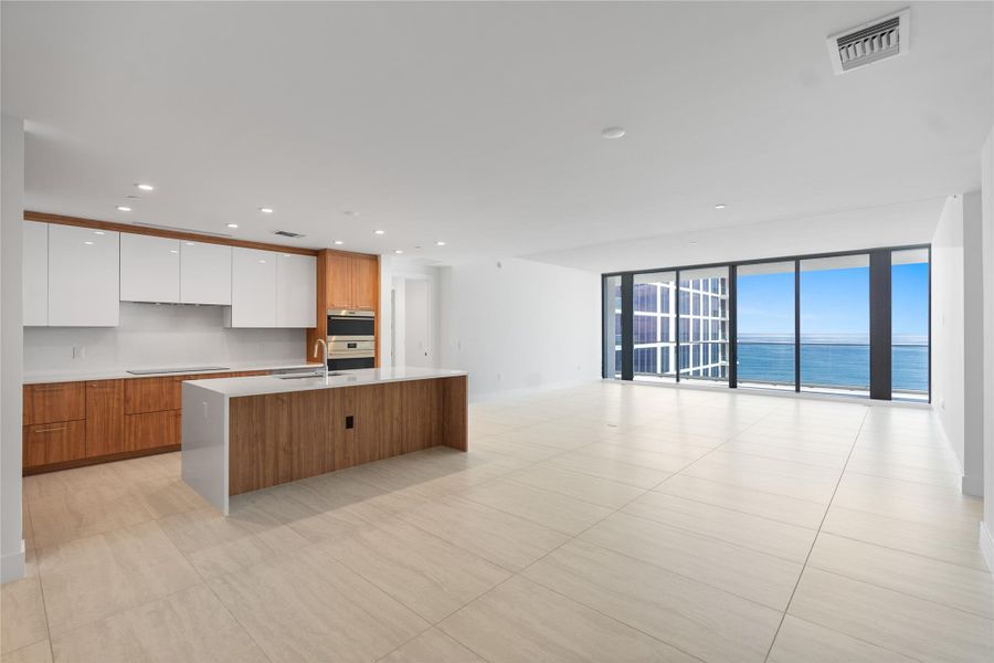 Spacious, unfurnished interior of a new home in , Fort Lauderdale (Image 27).