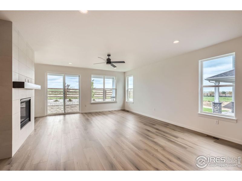 Spacious, unfurnished interior of a new home in Barefoot Lakes, Longmont (Image 16).