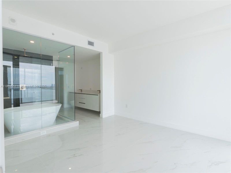 Spacious, unfurnished interior of a new home in Aria Reserve, Miami (Image 16).