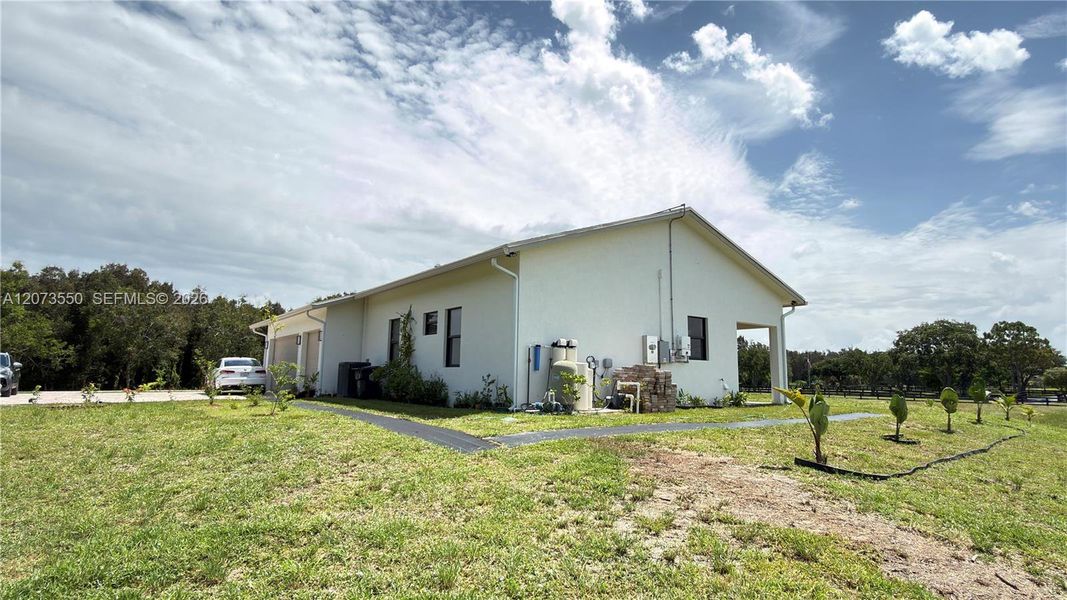 Exterior details and patio area of a home in , Loxahatchee (Image 4).