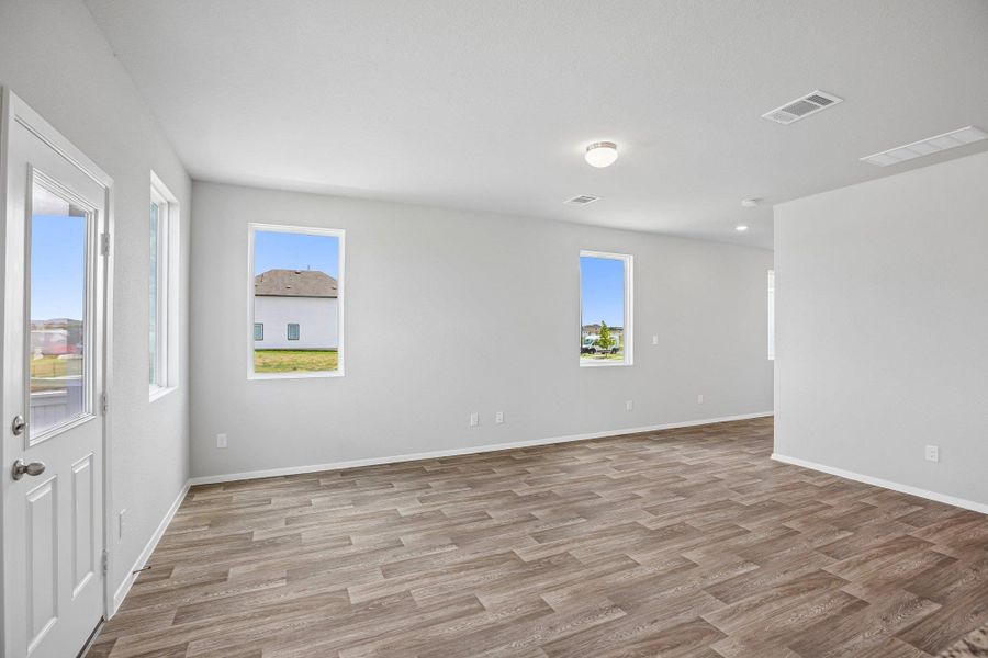 Spacious, unfurnished interior of a new home in Harvest Ridge, Elgin (Image 20).