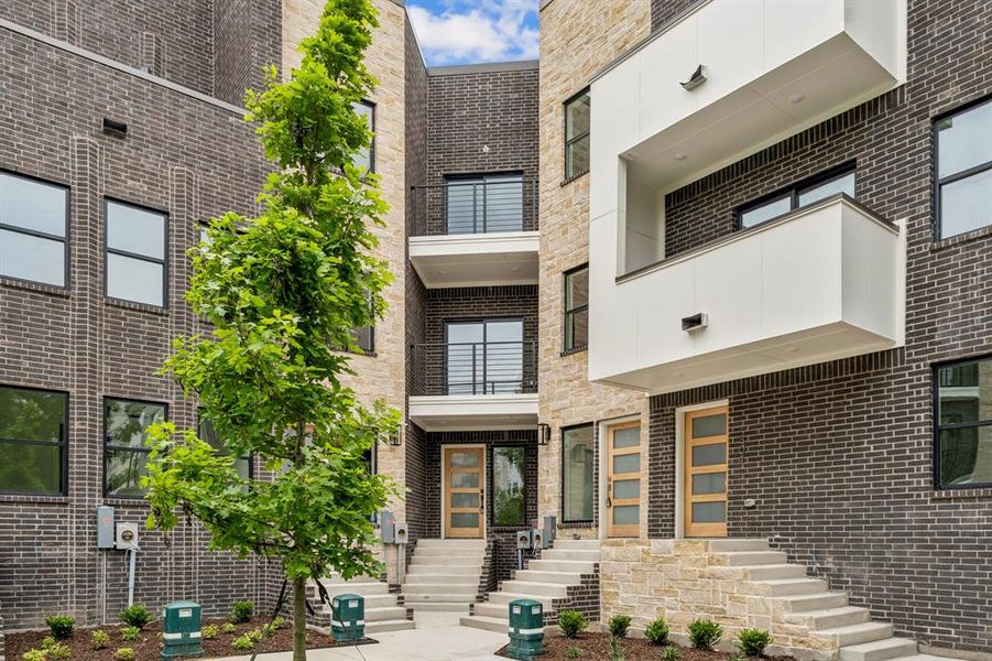 Exterior details and patio area of a home in Azalea Park, Fort Worth (Image 21).