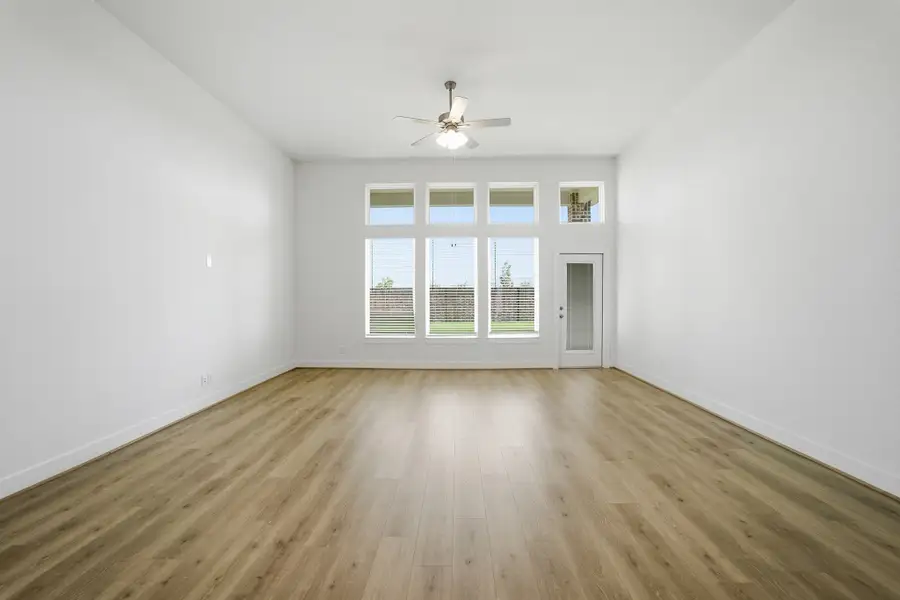 Spacious, unfurnished interior of a new home in Sunterra Lakes, Brookshire (Image 25).