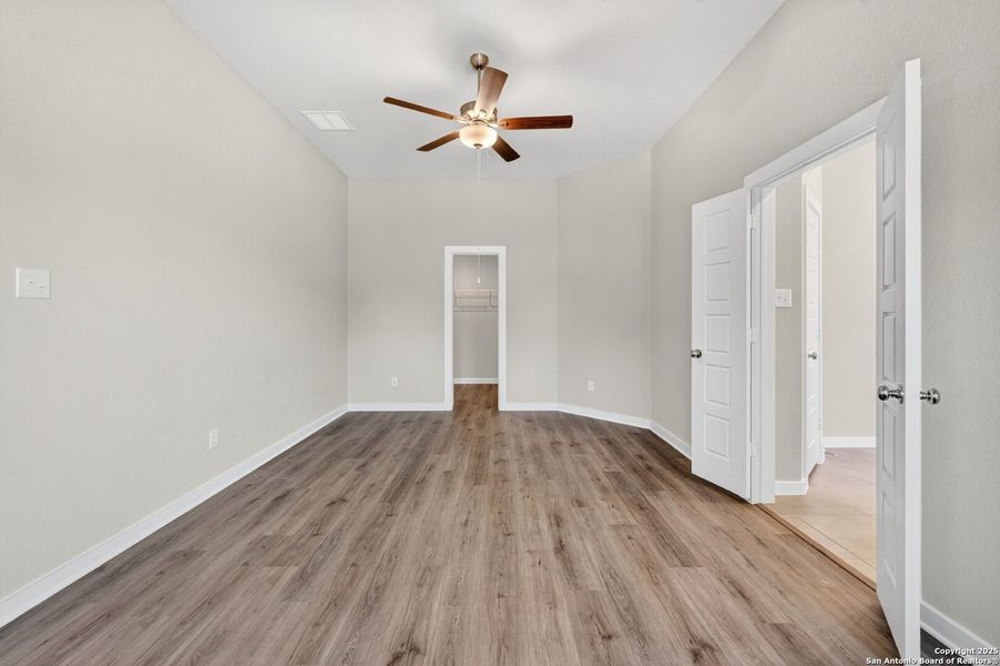 Spacious, unfurnished interior of a new home in Winding Brook, San Antonio (Image 33).