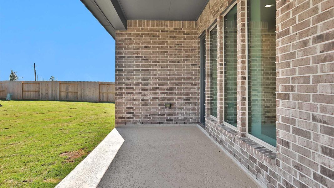 Exterior details and patio area of a home in Valencia, Manvel (Image 3).