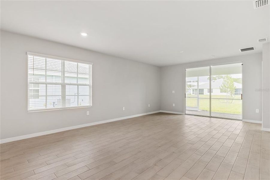 Spacious, unfurnished interior of a new home in Heritage Lake Park, Punta Gorda (Image 9).